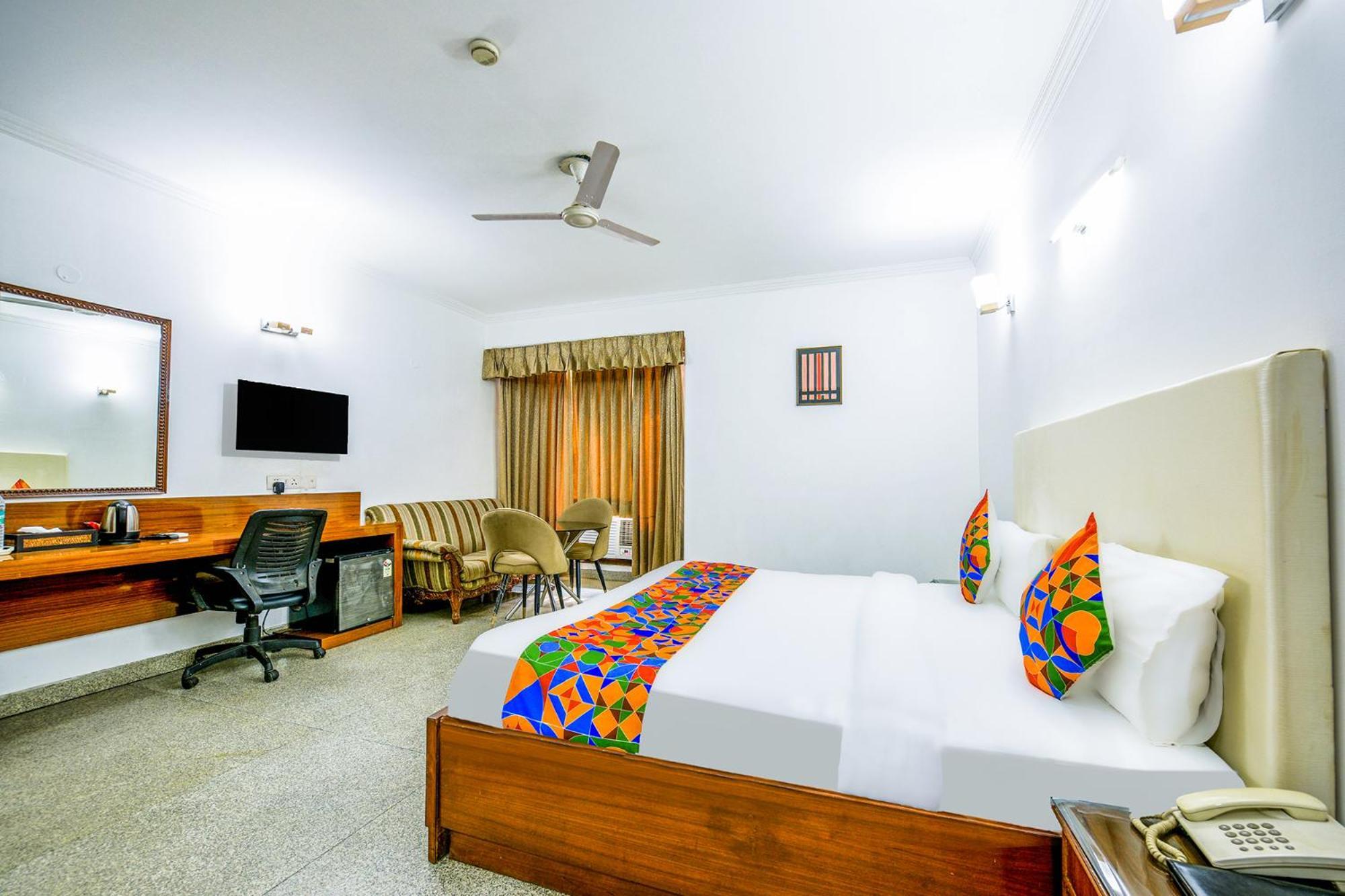 Hotel Exotica Leisure Valley, Gurgaon Eksteriør billede