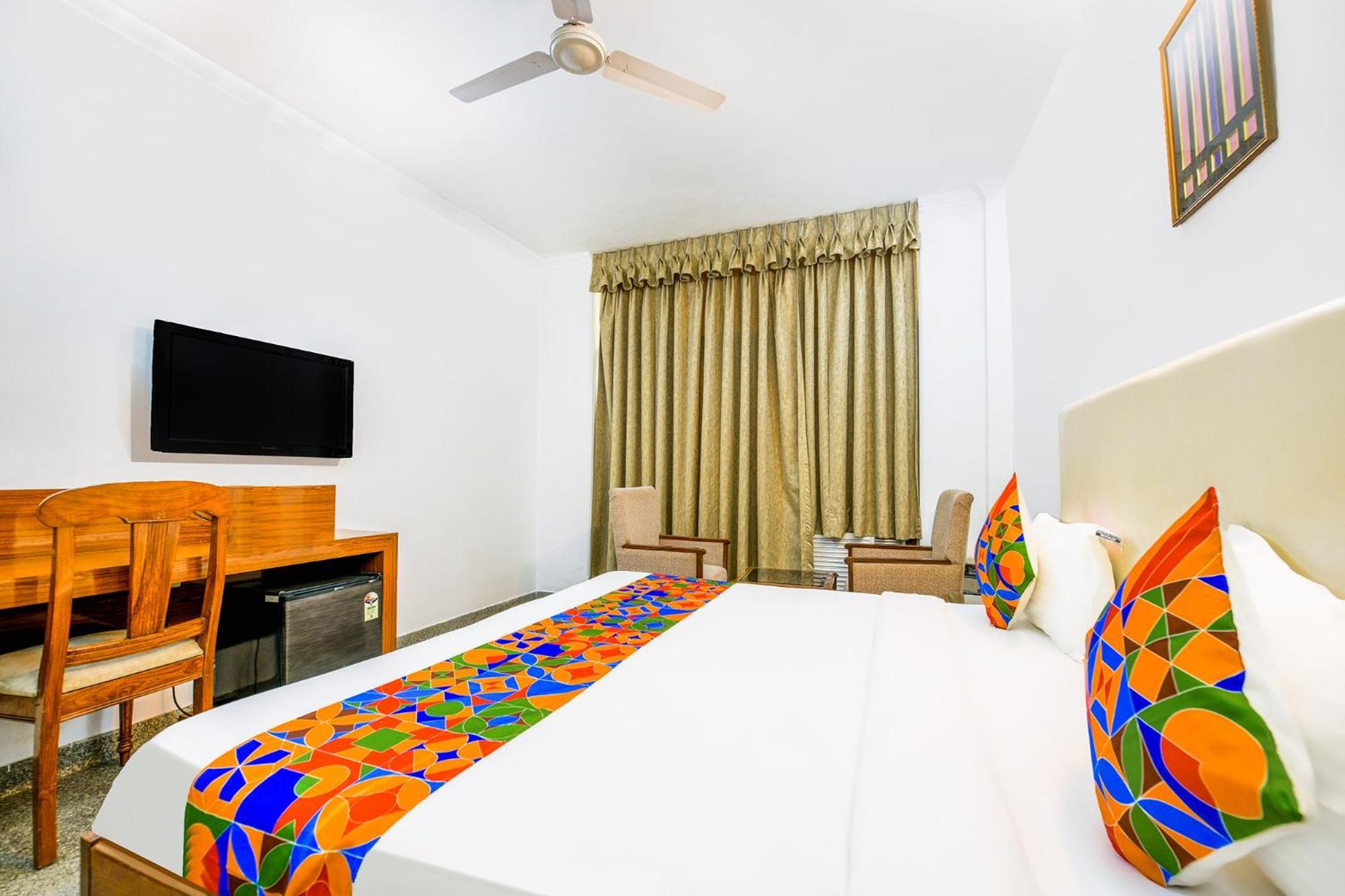 Hotel Exotica Leisure Valley, Gurgaon Eksteriør billede